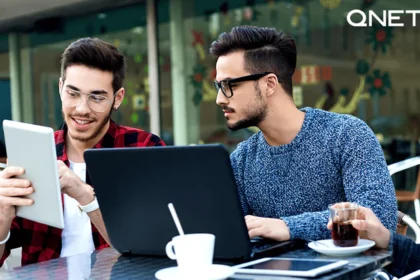 2 entrepreneurs discussing